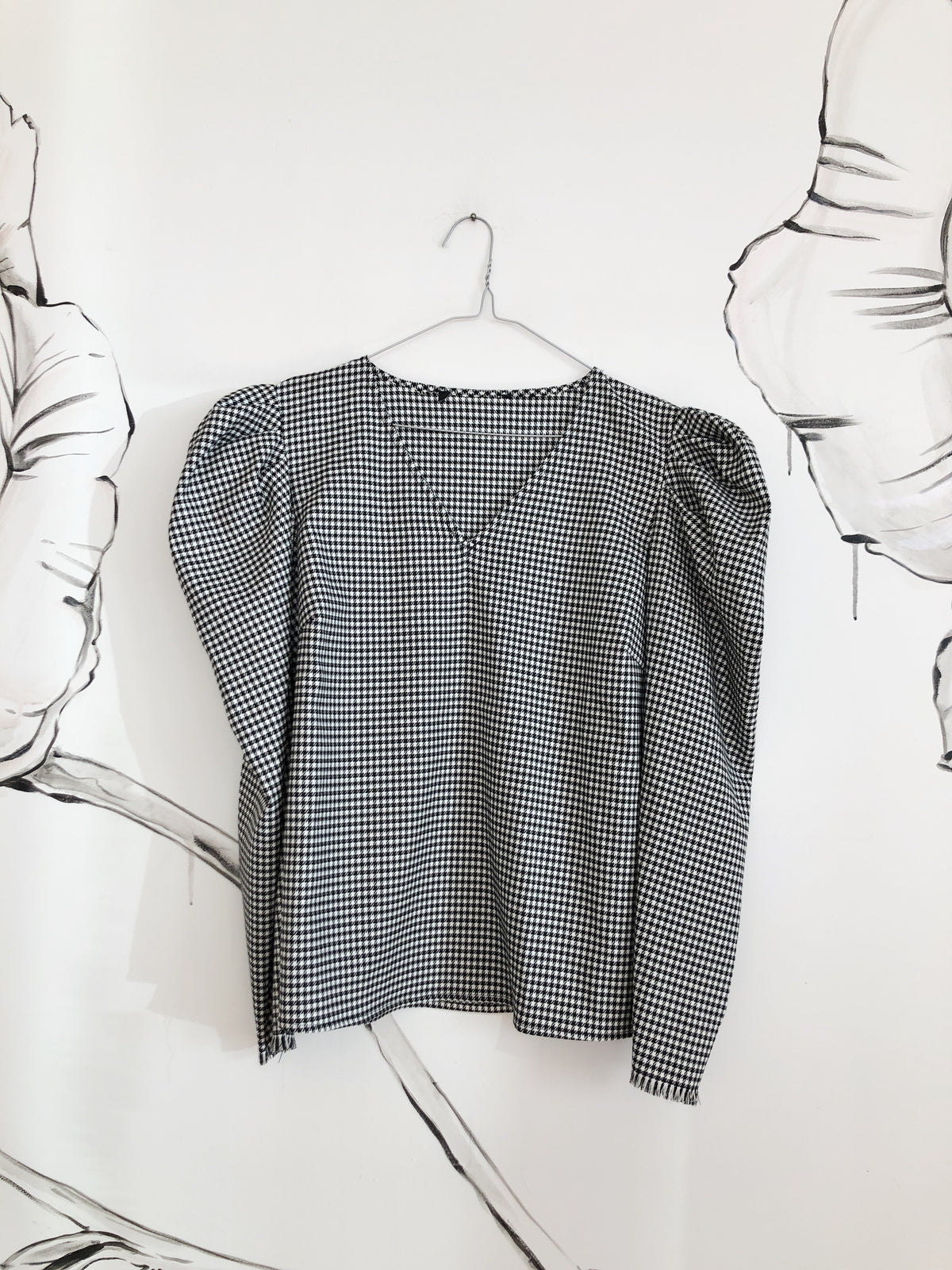 Houndstooth bluse med puf skulder