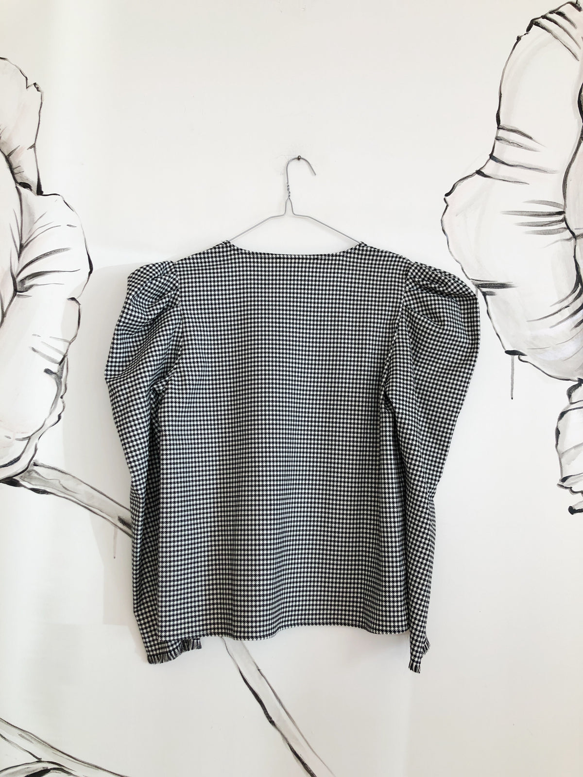 Houndstooth bluse med puf skulder