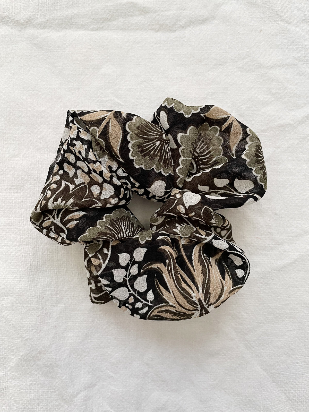Brun scrunchie med blomsterprint