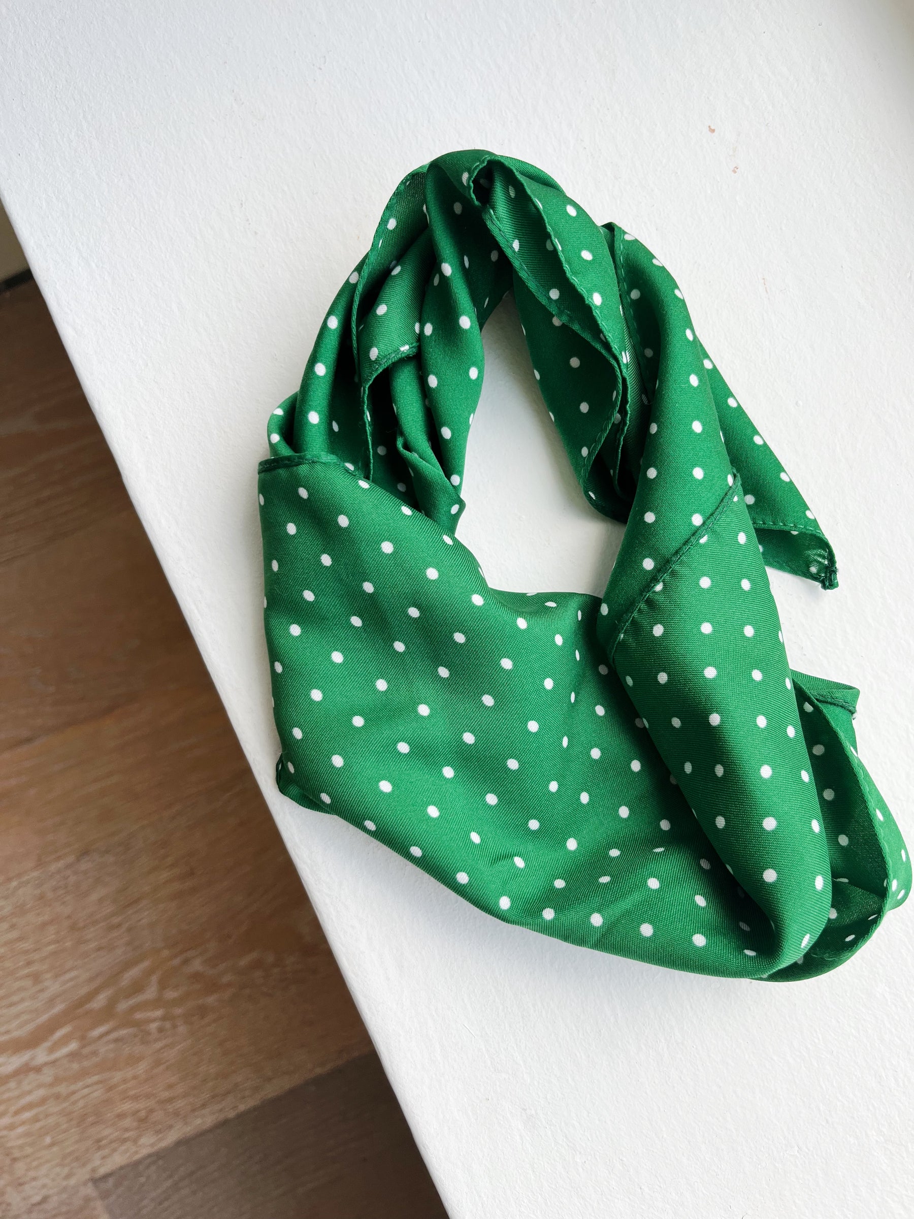 Grøn tørklæde med prikker