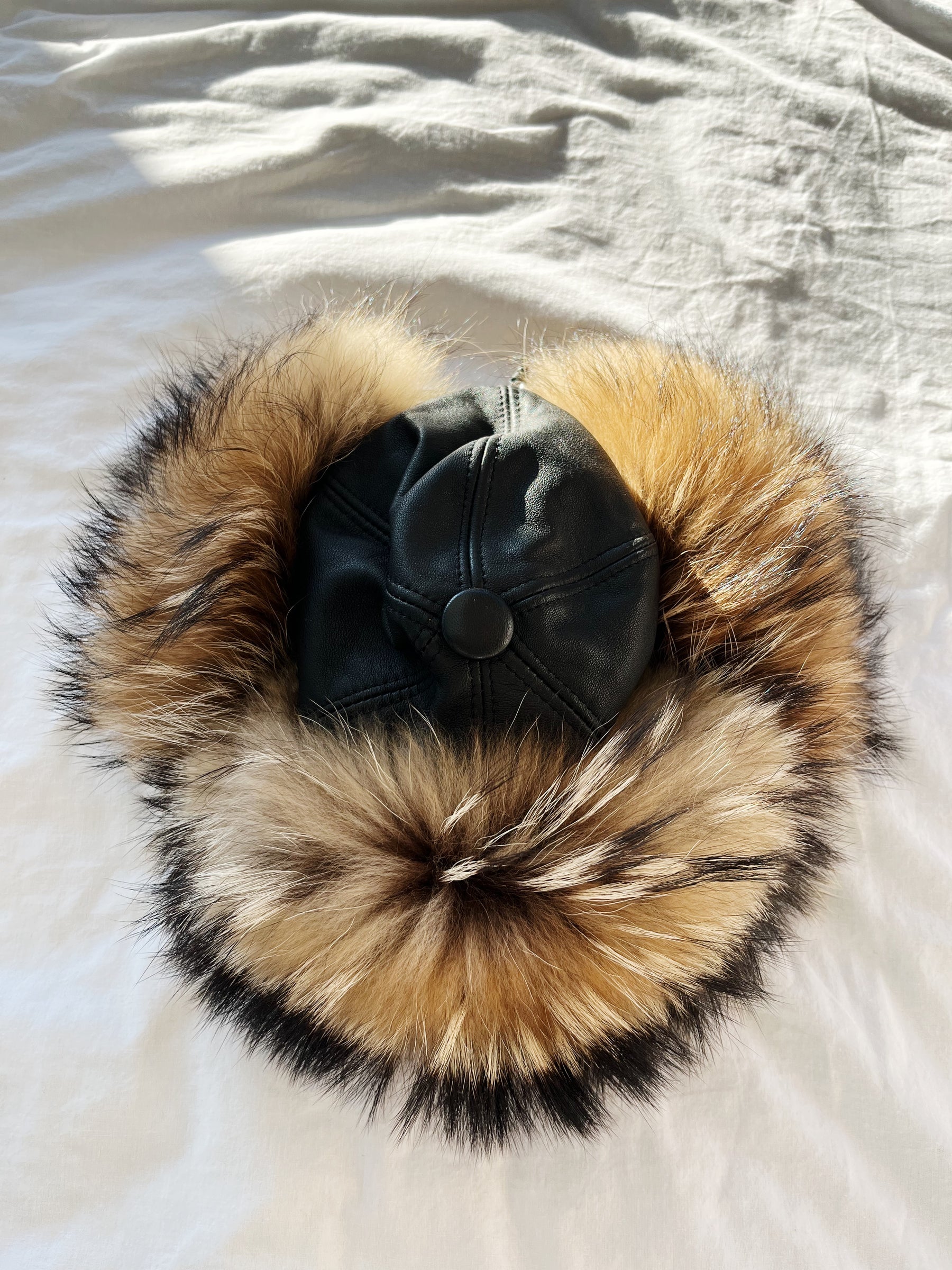 Læder hat med pels