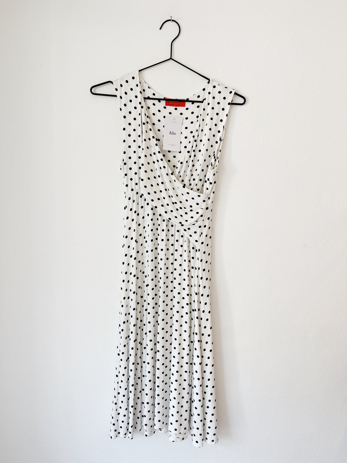 Hvid kjole med prikker