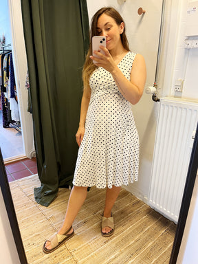 Hvid kjole med prikker