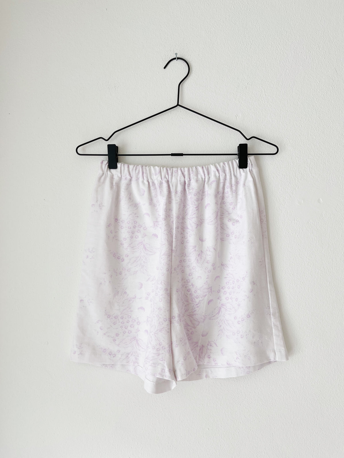 Upcycled shorts m. lilla blomsterprint