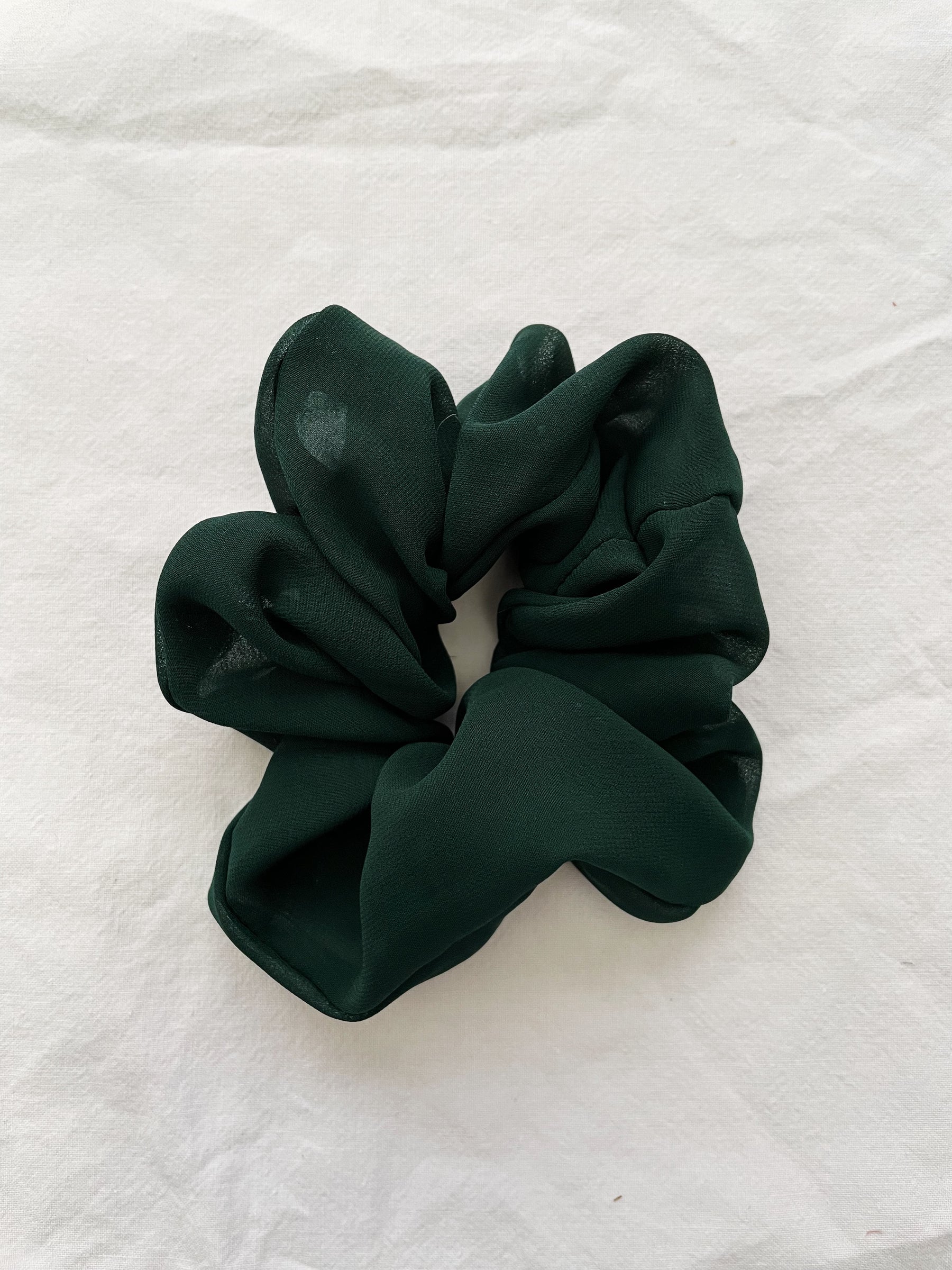 Mørkegrøn chiffon scrunchie