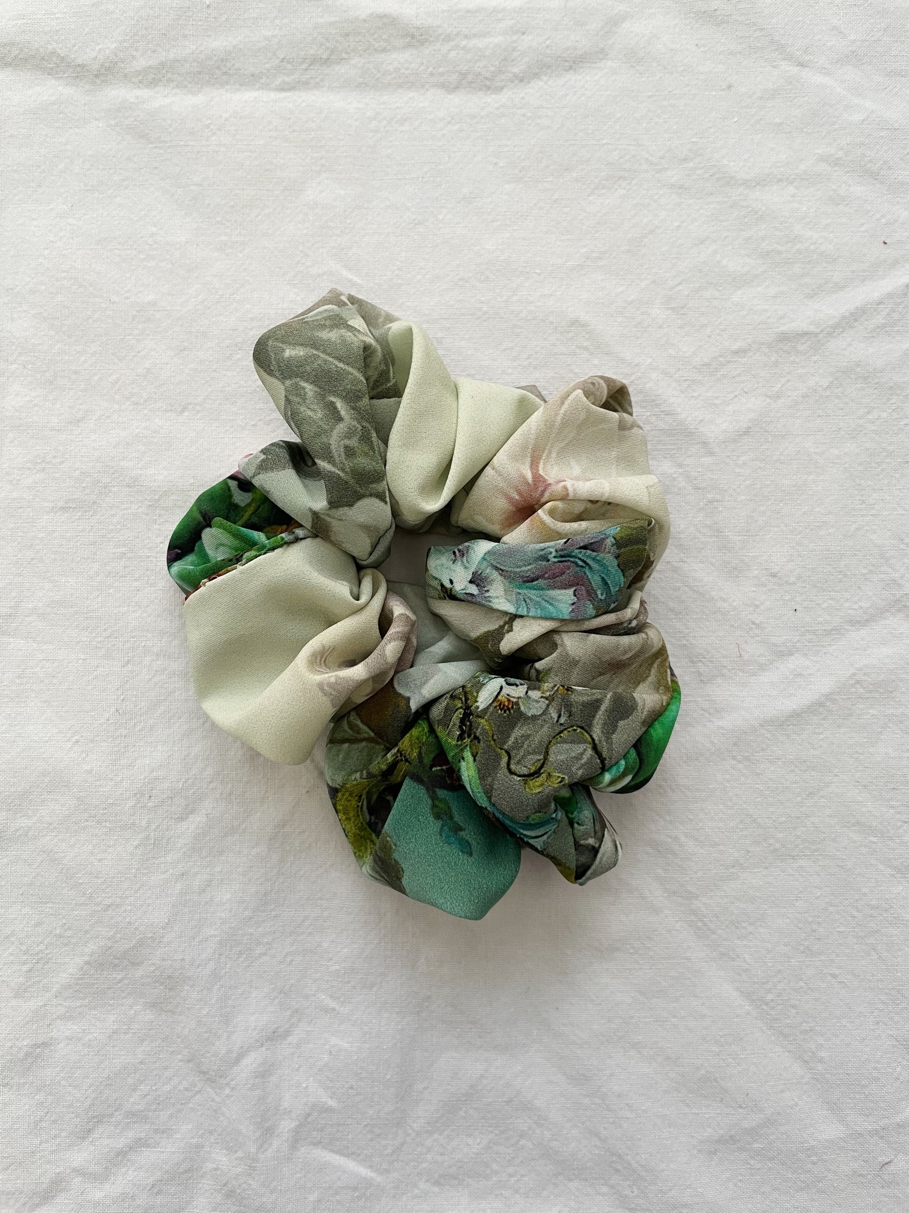Blomstret scrunchie i grå